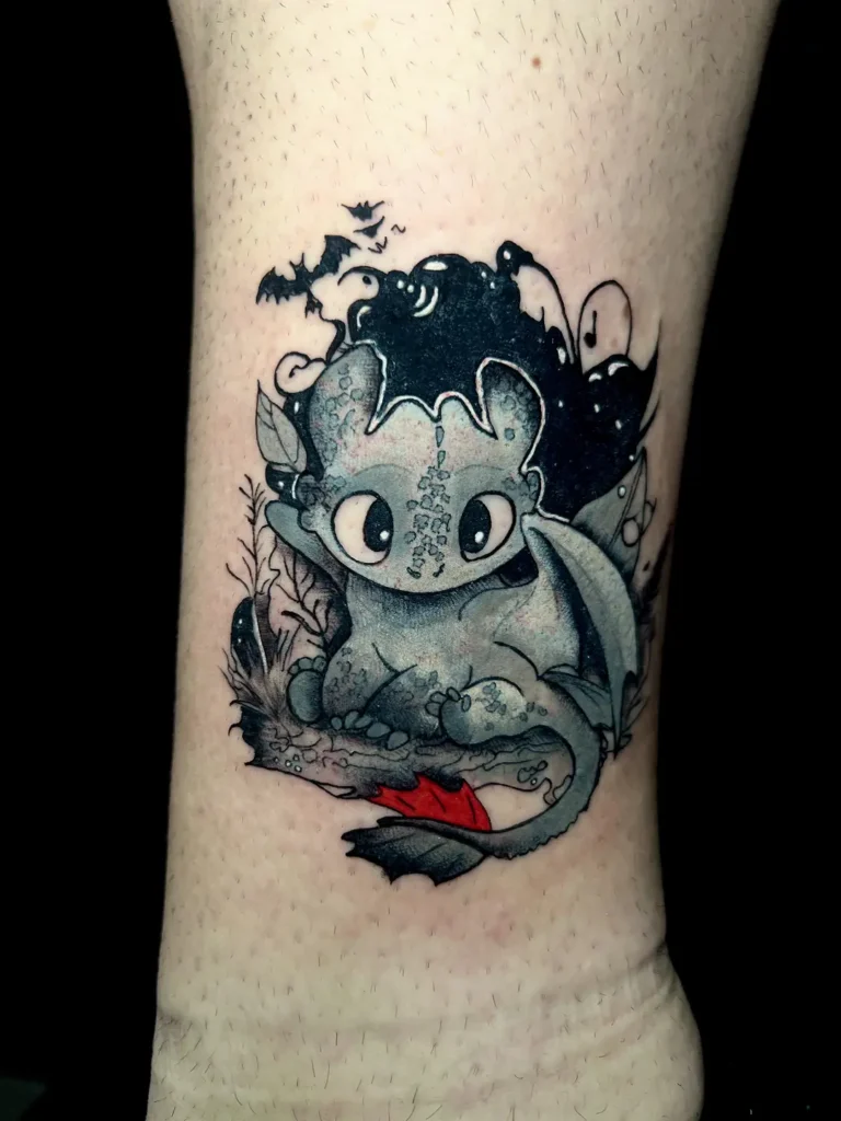 Tattoo-Malaga-Diavel-Tatuaje-Anime-Tatuaje-Comic-26 Tatuaje Desdentao (Chimuelo) adorable con fondo nocturno en el tobillo/pierna