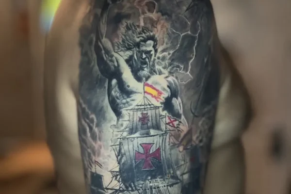 Tatuaje barco de guerra (estilo superrealista) en el brazo (manga)