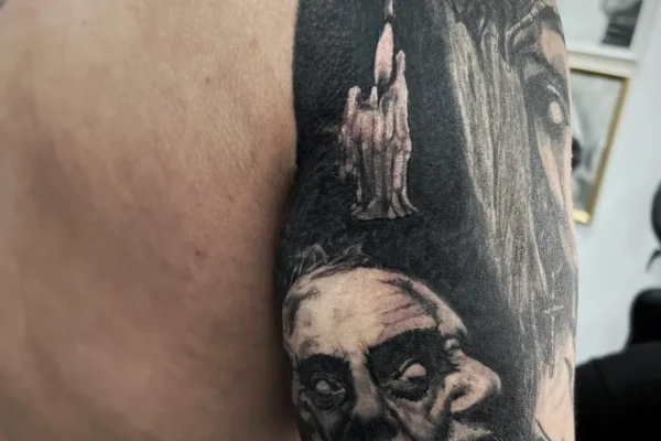 Tatuaje manga de horrorcore (estilo superrealista) en el brazo
