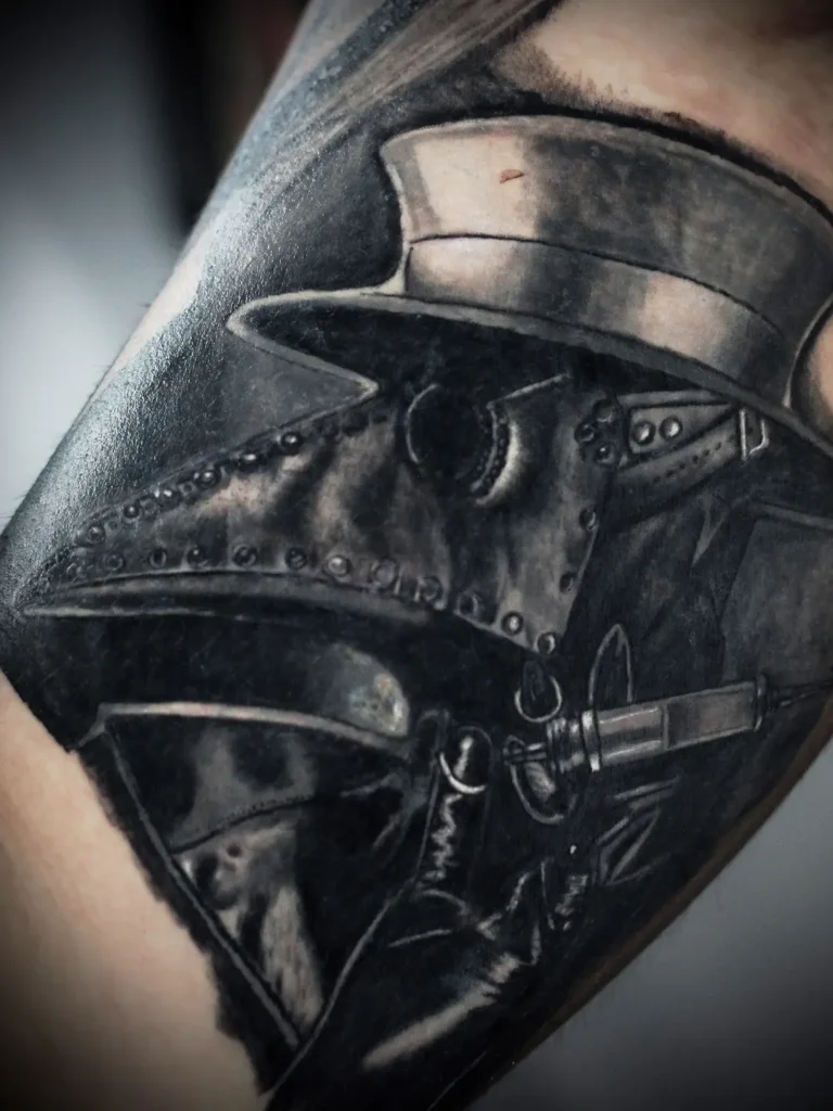 Tattoo-Malaga-Diavel-Tatuajes-Super-Realistas-07 Tatuaje doctor de la plaga (estilo superrealista) en el brazo