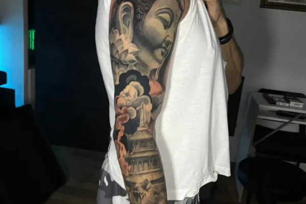 Tatuaje de manga con temática asiática (estilo superrealista) en el brazo