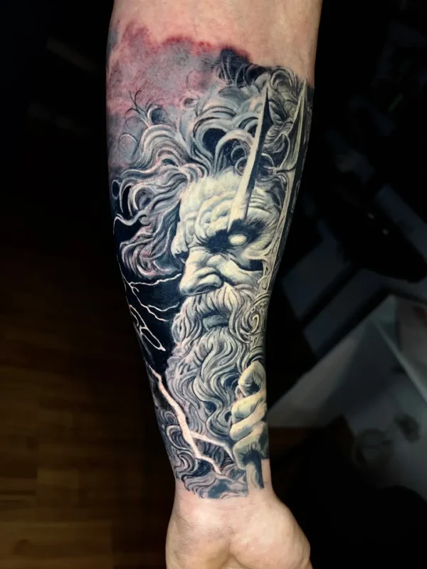 Tatuaje del dios griego Zeus (estilo superrealista) en el antebrazo