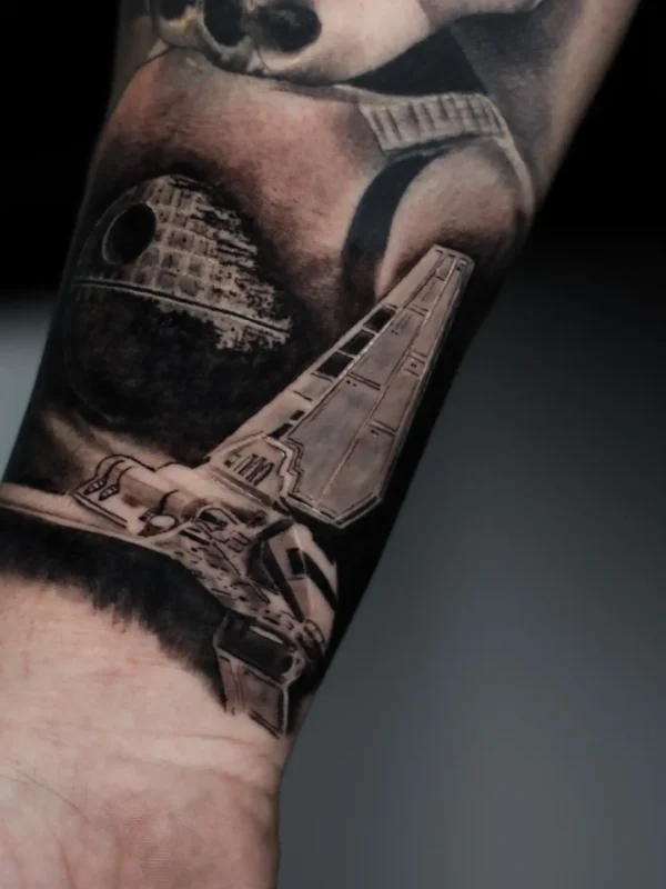 Tatuaje de manga de Star Wars con la Estrella de la Muerte (estilo superrealista) en el antebrazo