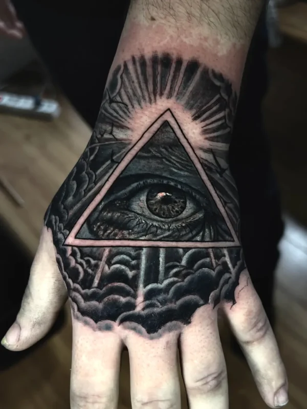 Tatuaje realista del Ojo que todo lo ve / Illuminati en la mano