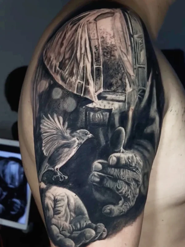 Tatuaje de paloma (estilo superrealista) en el hombro
