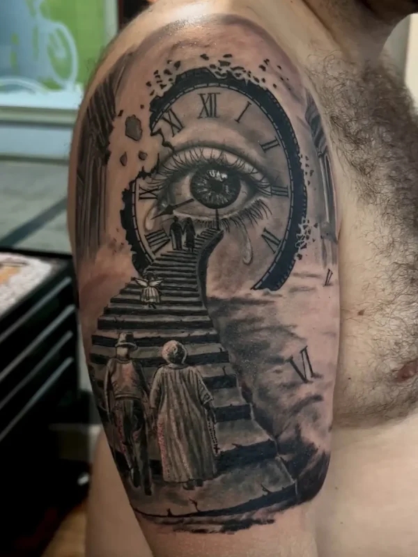 Tatuaje realista de escalera y reloj (estilo superrealista) en el hombro