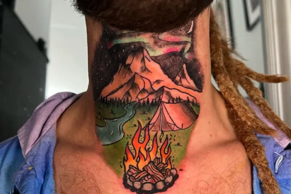 Tatuaje en el cuello frontal de paisaje montañoso estilo ilustrativo a color hecho en Málaga