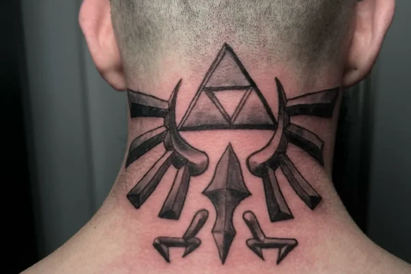 Tatuaje en la nuca de símbolo Zelda estilo geométrico blackwork hecho en Málaga