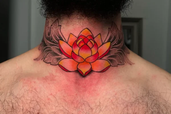 Tatuaje en la nuca de flor de loto estilo ornamental a color hecho en Málaga